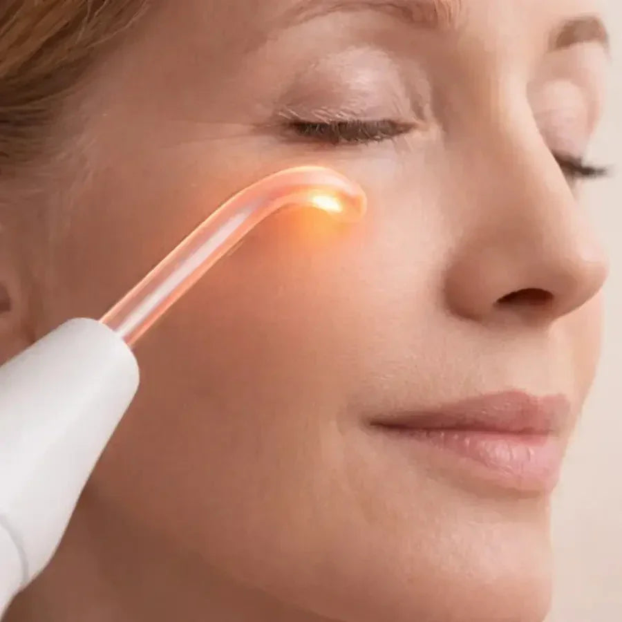 Traitement anti-âge haute fréquence appliqué sous l’œil pour réduire rides et imperfections